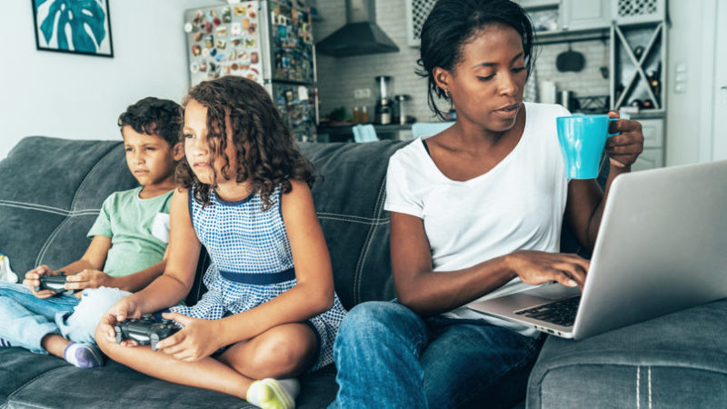 Des idées pour que les enfants restent connectés virtuellement