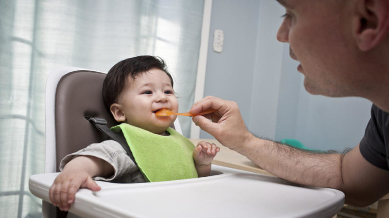 Des aliments solides pour les tout-petits