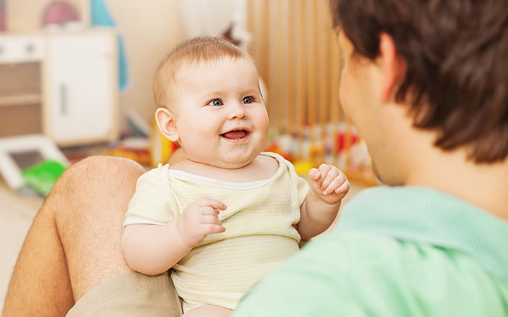 Le développement physique des bébés de 0 à 6 mois
