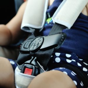 Comment commencer à sevrer votre bébé des biberons et des tasses à bec ?