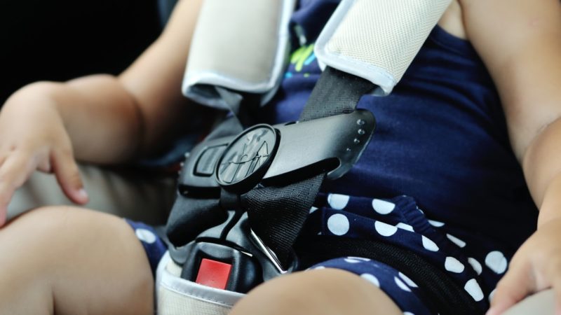 Comment commencer à sevrer votre bébé des biberons et des tasses à bec ?