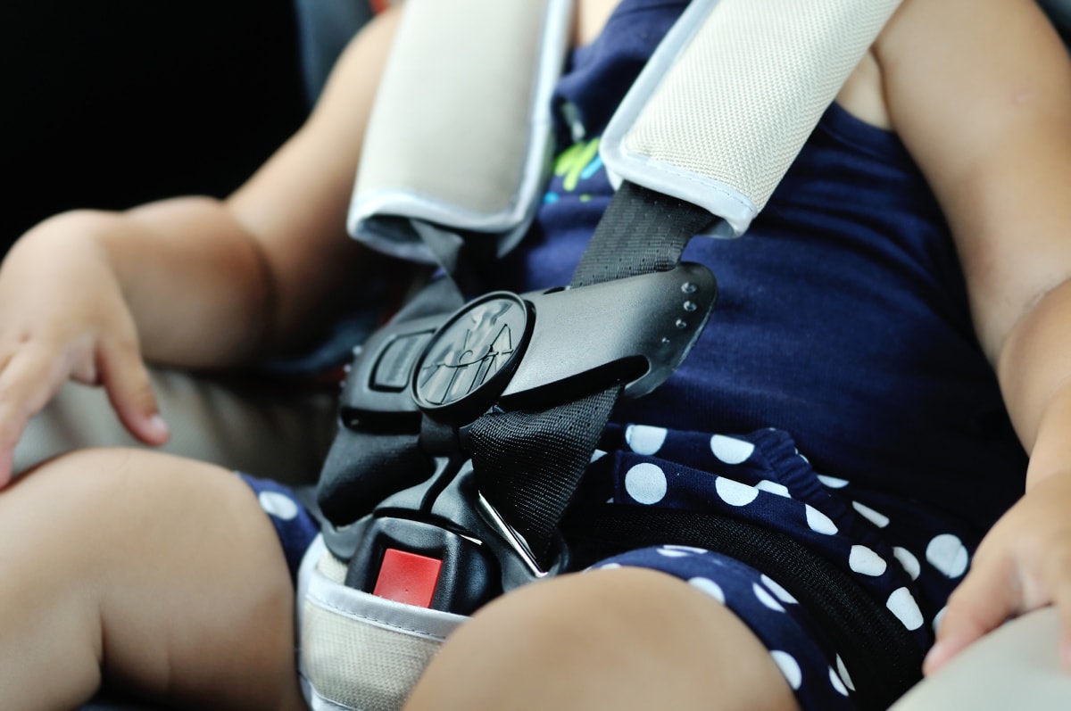 Comment commencer à sevrer votre bébé des biberons et des tasses à bec ?
