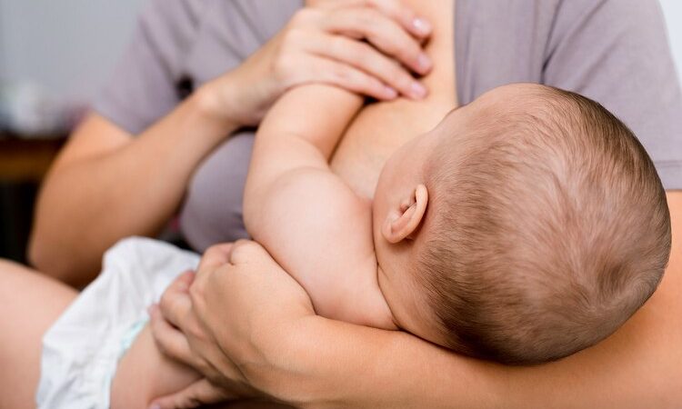 Une mère atteinte d’une infection à COVID-19 peut-elle allaiter son bébé ?